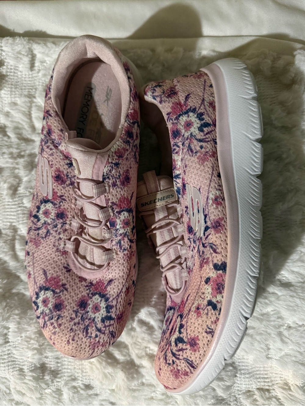 Skechers Woman’s size 6.5 Floral Memory Foam Bungee Sneakers Pink